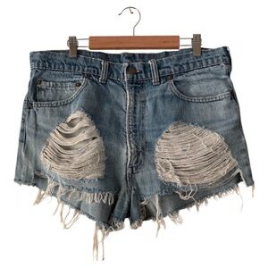 🌵 LEVI's DISTRESSED RAW HEM SHORTS as is Maybe sz 30